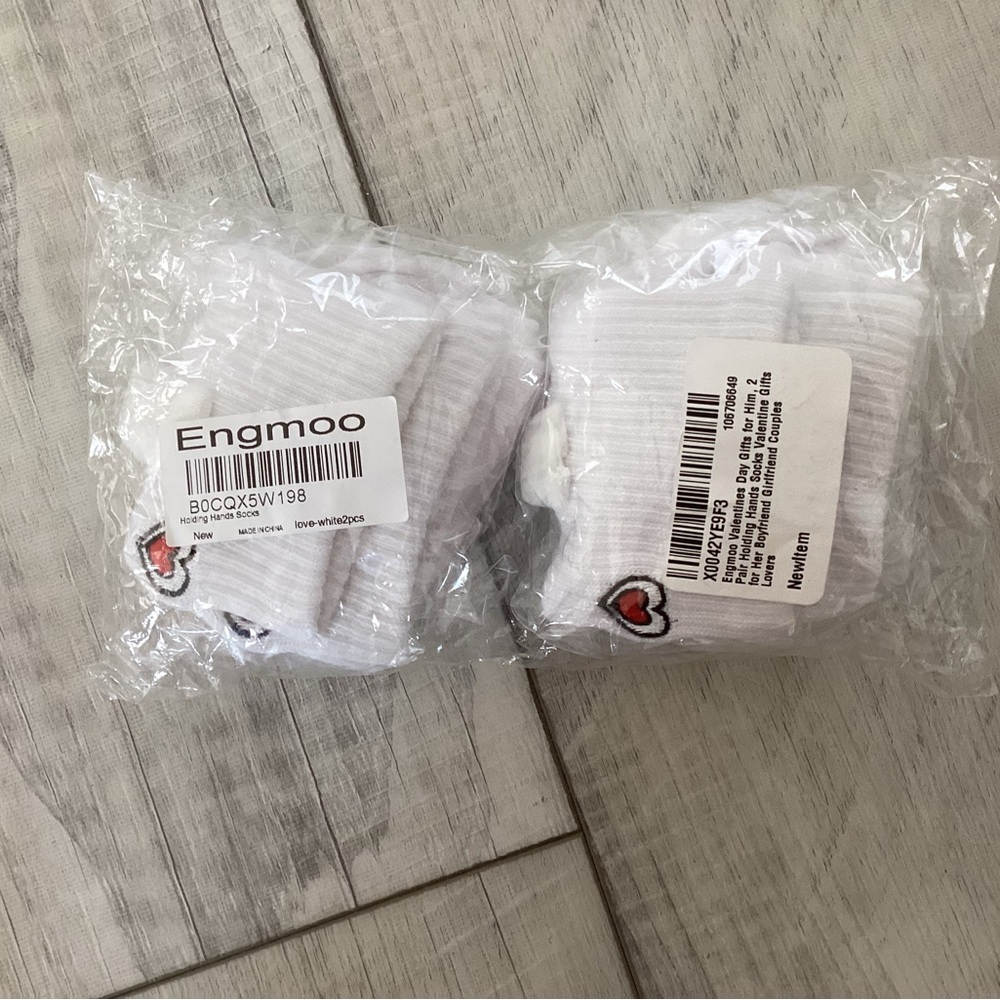 2 Pairs Holding Hands Socks